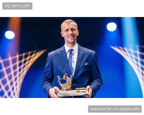 即时战报：西汉姆联1-1战平富勒姆，绍切克头球扳平比分